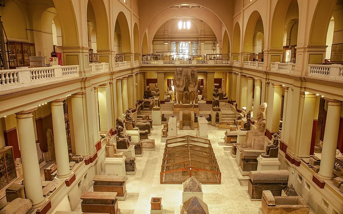 Statuen und Vitrinen unter Bögen im Ägyptischen Museum