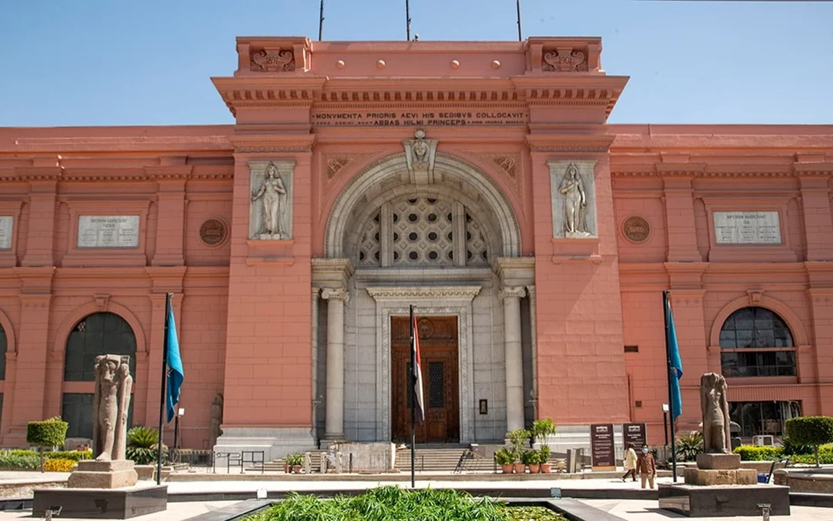 Rosa Fassade und Bogeneingang des Ägyptischen Museums in Kairo