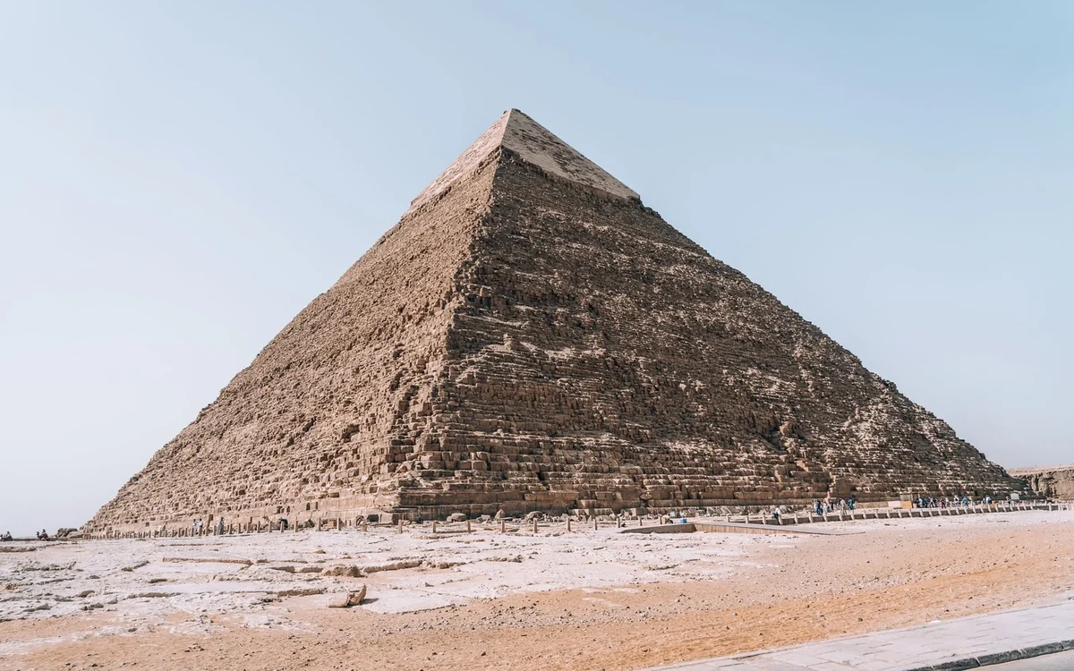 Steinpyramide auf dem Plateau von Gizeh