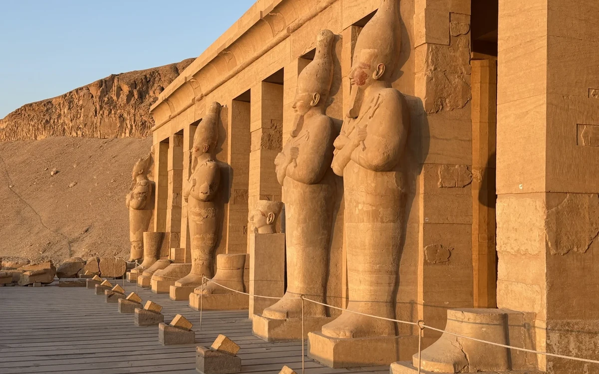 Steinstatuen neben der Säulenreihe im Hatschepsut-Tempel