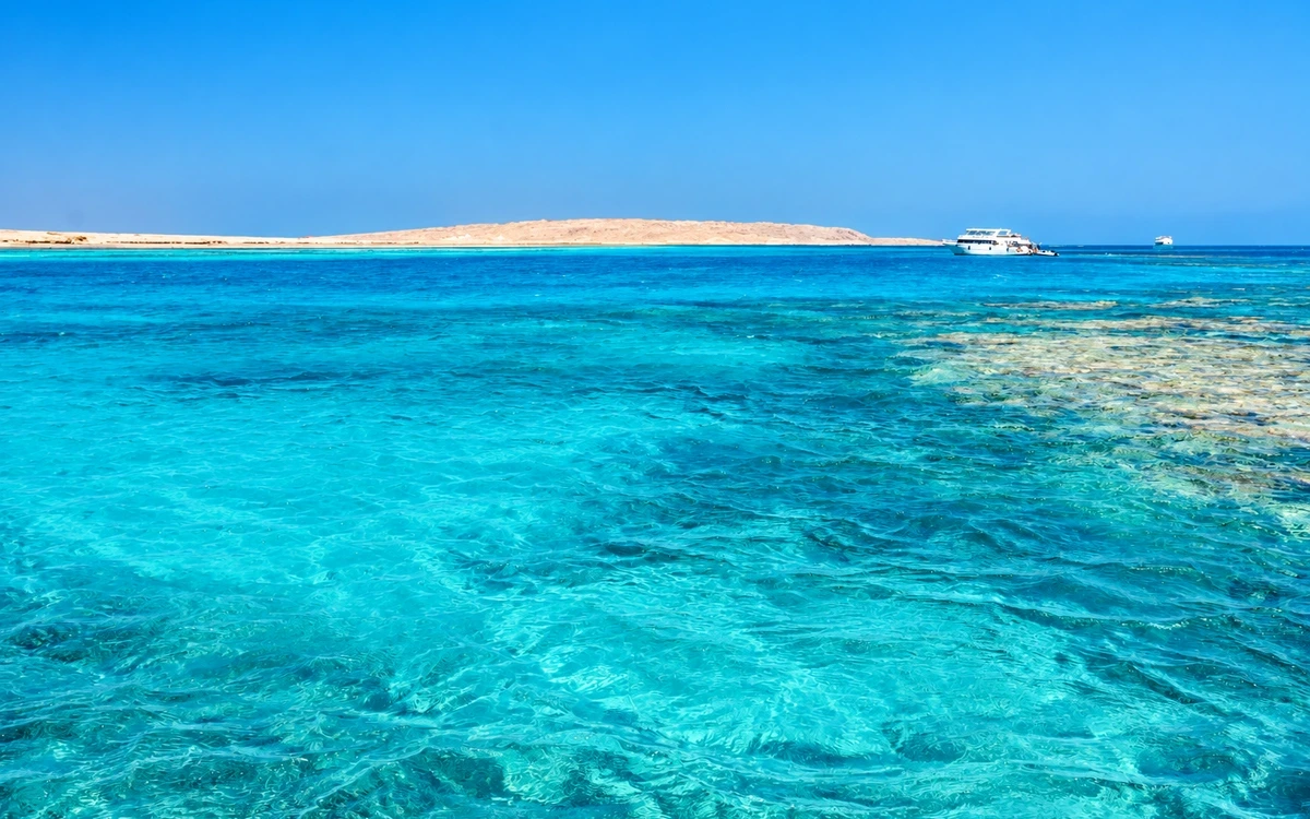 Klares Wasser des Roten Meeres neben einer sandigen Insel