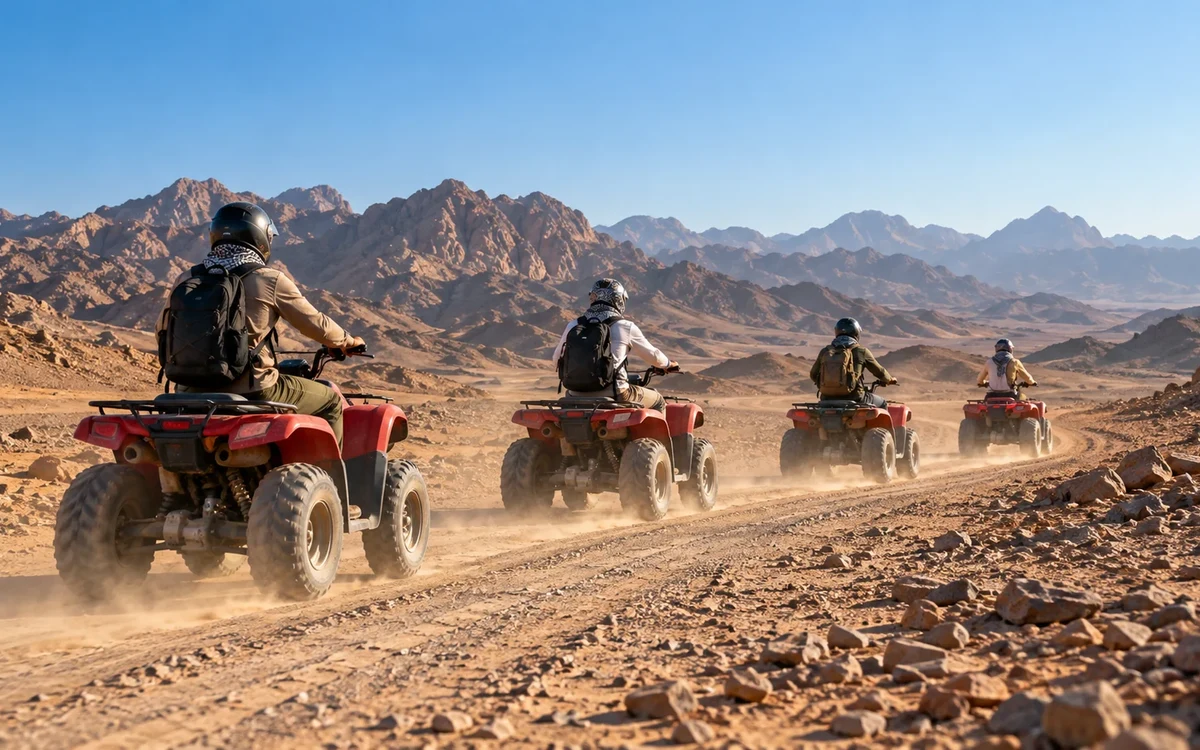 Quadfahrer auf einer felsigen Wüstenpiste im Morgenlicht
