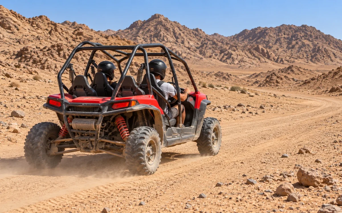Roter Spider-Buggy auf einem Wüstenweg