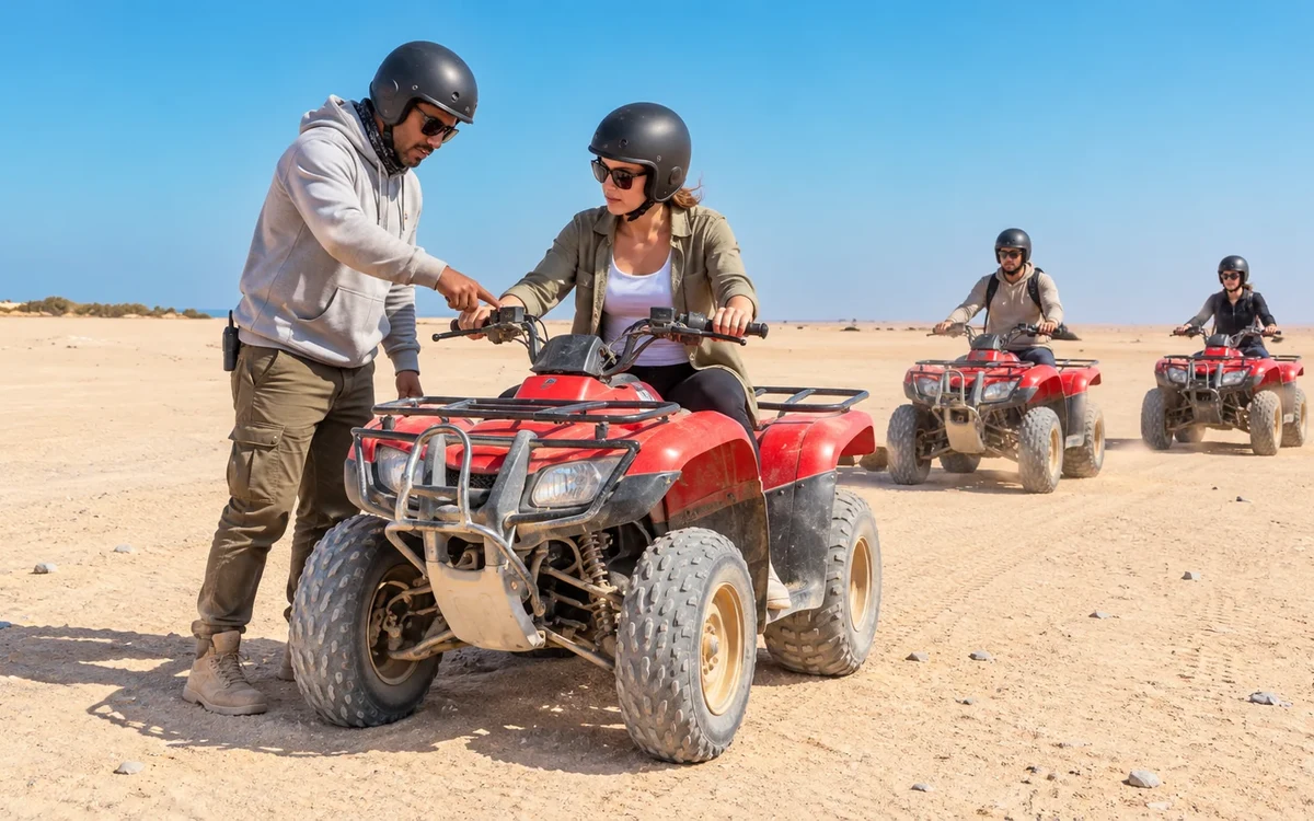 Guide erklärt einer Fahrerin mit Helm die Quad-Bedienung