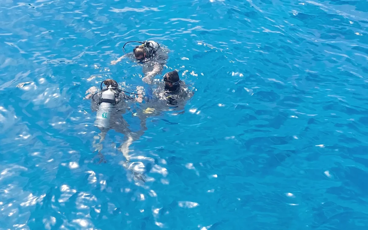 Subacquei si preparano sulla superficie del mare