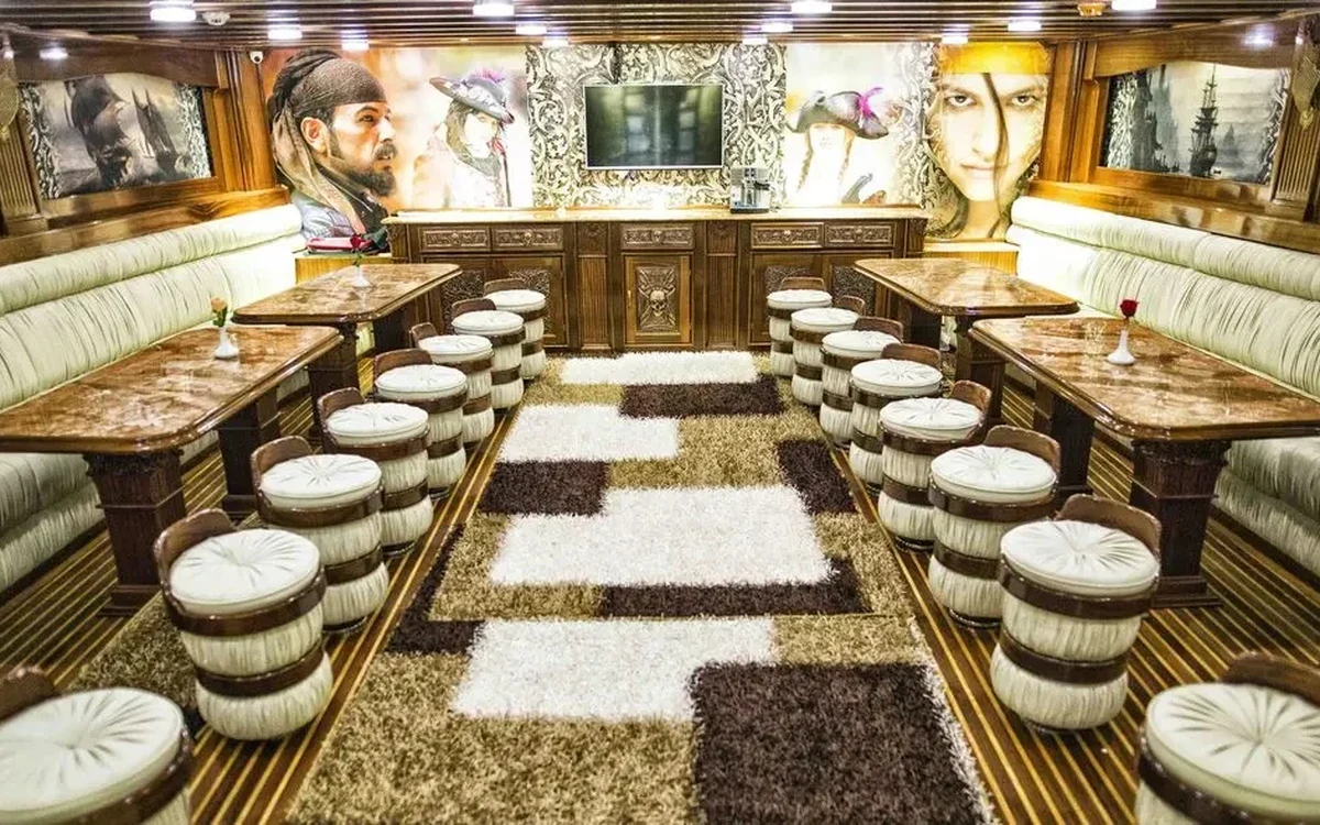 Sala da pranzo a tema pirata con sedute imbottite