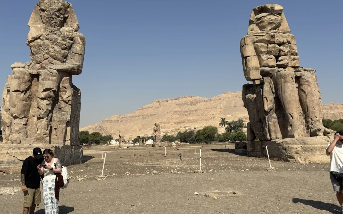 Мемнонови колоси са стеновитим брдима у позадини