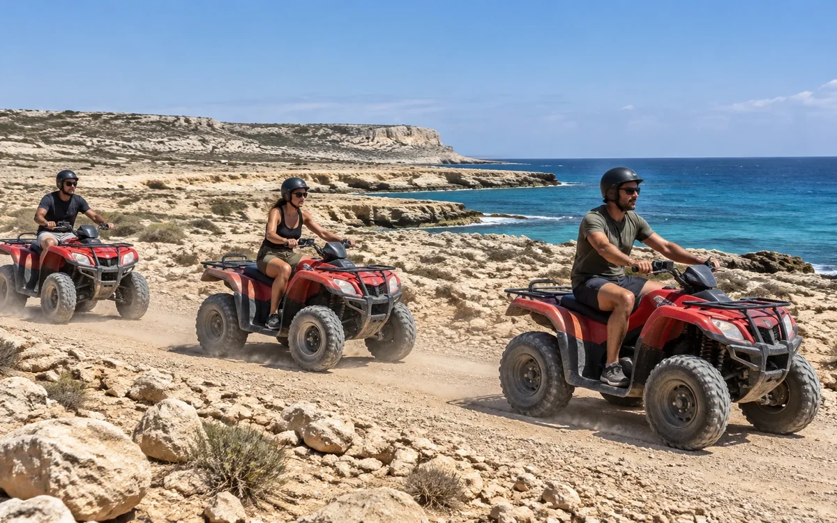Quadfahrer mit Helmen auf einer felsigen Küstenpiste