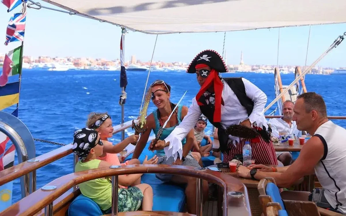 Animatore in costume da pirata con ospiti sul ponte