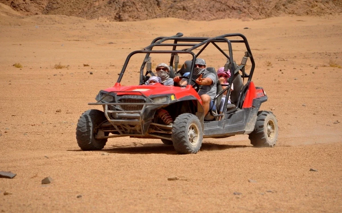 Roter Spider-Buggy auf einem felsigen Wüstenweg